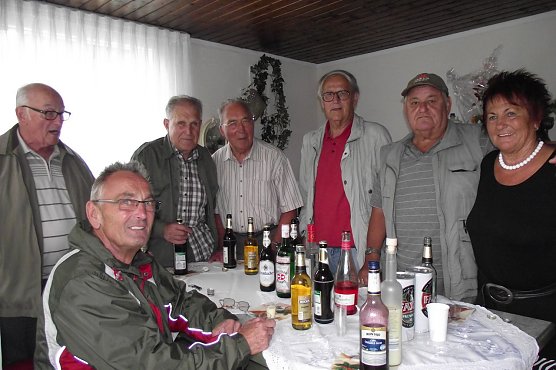 Regenschauer zwangen die G&auml;ste zun&auml;chst in das Innere des Gartenh&auml;uschen. Von links: Heinz Beck, Richard Tober, Gustav Warnstedt, Helmut Kilian, Bernd Winter, J&uuml;rgen Dobrzykowsky, Heidi Beck.   (Foto: Kurt Frank)