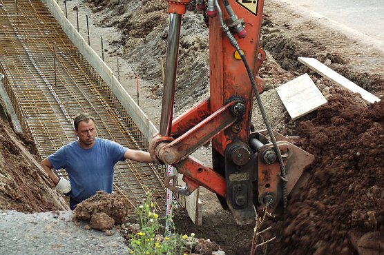 Der  Bagger beim Aushub des Erdreiches.   (Foto: Kurt Frank)