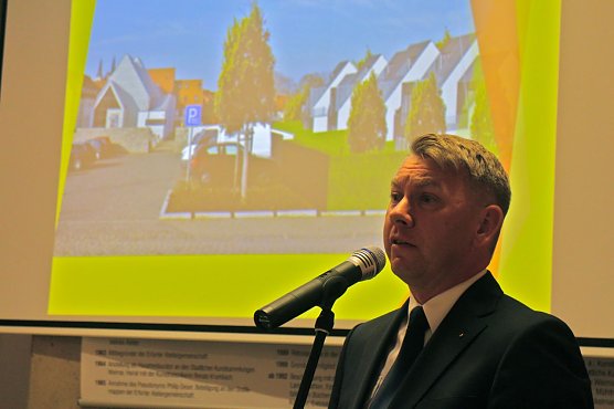 Gesch&auml;ftsf&uuml;hrer Oliver W&ouml;nnmann erl&auml;uterte die Pl&auml;ne seiner Firma (Foto: Angelo Glashagel)