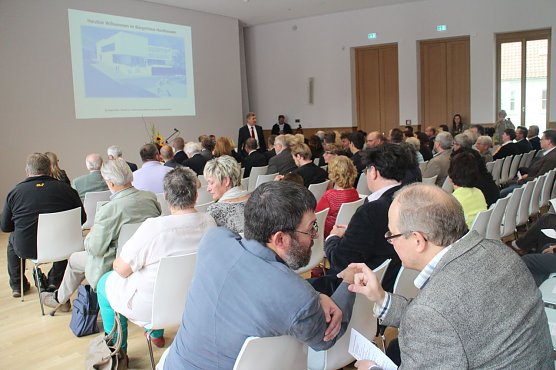 Viele G&auml;ste nahmen zum ersten Mal im neuen Ratssaal Platz (Foto: Angelo Glashagel)