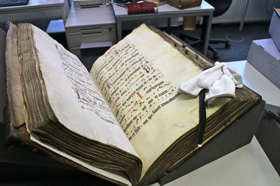 Das "Missale" wird sonst gut im Magazin des Archivs verwahrt (Foto: Angelo Glashagel) Das "Missale" wird sonst gut im Magazin des Archivs verwahrt (Foto: Angelo Glashagel)