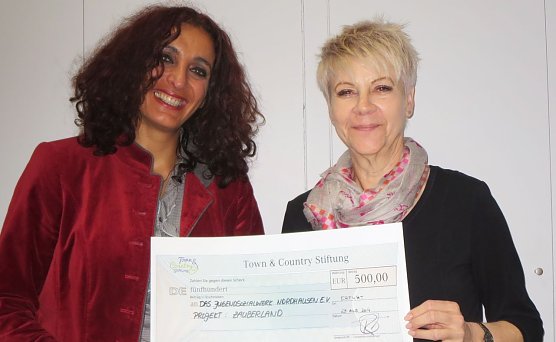 Scheck übergeben (Foto: privat) Scheck übergeben (Foto: privat)