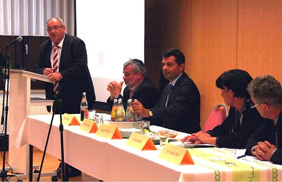 &Uuml;ber Schule diskutiert (Foto: CDU)