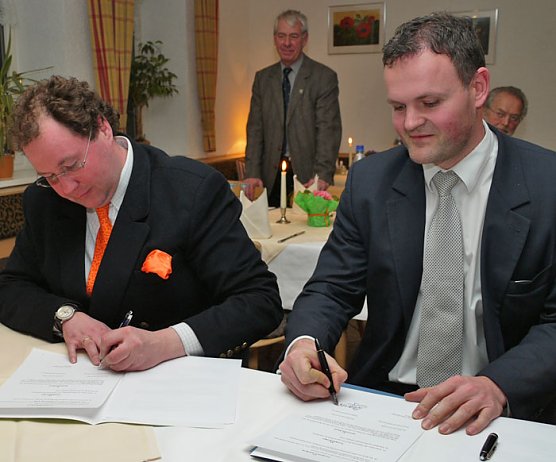 Unterzeichnung (Foto: Knauf) Unterzeichnung (Foto: Knauf)