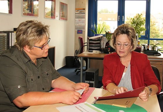 Manuela Gorges und Petra Hoffmann von der BVU im Gespr&auml;ch (Foto: Jessica Pieper)
