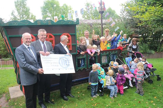 Die Vertreter der Allianz (Uwe Pistorius, Gerd Buch und Ulrich Fuchs) und ihres Kinderhilfsfonds &uuml;bergeben offiziell die Gelder f&uuml;r das neue Traumschiff (Foto: Angelo Glashagel)