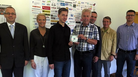 Video übergeben (Foto: nnz) Video übergeben (Foto: nnz)