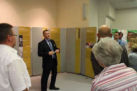 F&uuml;hrungen durch die Ausstellung werden von Mitarbeitern des Verfassungsschutzes betr&auml;ut (Foto: Angelo Glashagel)