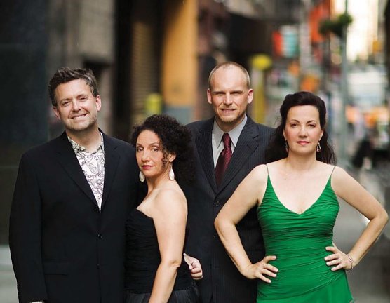 NEW YORK VOICES & MARC SECARA (Foto: Agentur)