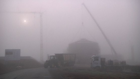 Fermenter Nummer eins erhielt in den Morgenstunden sein Dach (Foto: Angelo Glashagel)