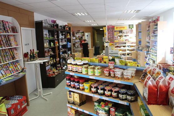 Der neue Dorfladen ist auch sozialer Treffpunkt  (Foto: Angelo Glashagel)