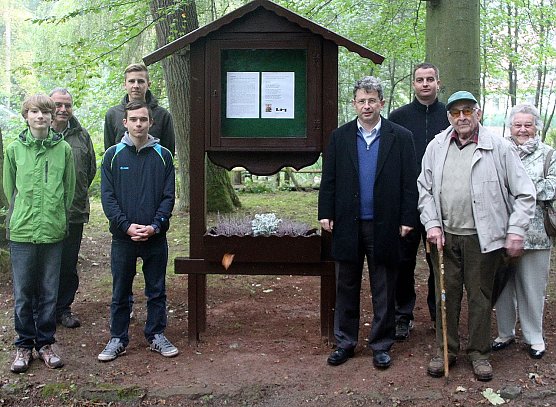 Tafel &uuml;bergeben (Foto: privat)