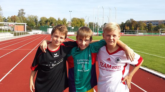 Nicholas Makus (Mitte) umrahmt von Roman Siegel (links) und Robin Friedrich (rechts) konnten bei der &Uuml;berpr&uuml;fung durch den DFB &uuml;berzeugen (Foto: Kathrin Oppernberger)