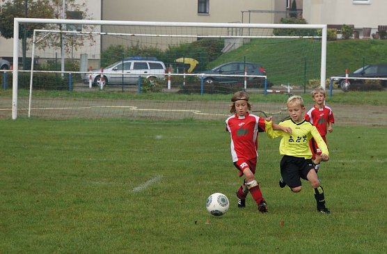 Zweikampf�von Marvin Blanke (gelbes Trikot) (Foto: Martina Nebelung)