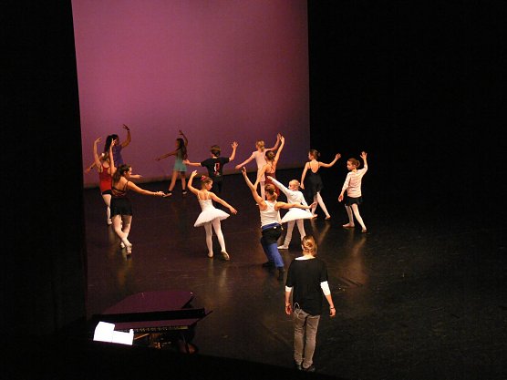 Die jungen Eleven lernten die Tanzschritte des St&uuml;cks "Giselle" (Foto: Birgit Susemihl)
