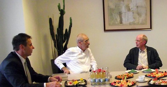 Gespr&auml;ch beim Vorstand (Foto: Kurt Frank)