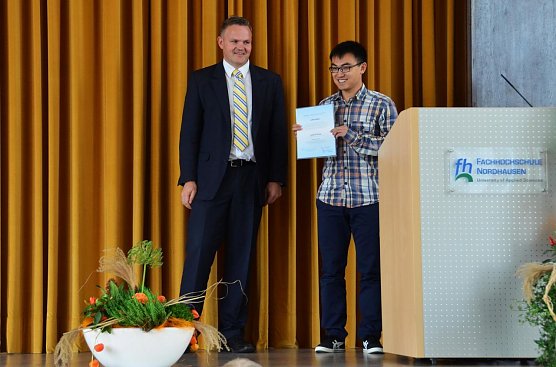 Preis wird &uuml;berreicht (Foto: Tina Bergknapp/FHN)