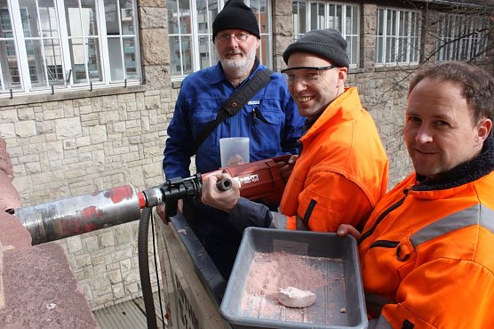 Bei der Probenentnahme wurde auch mit einem Kernbohrger&auml;t gearbeitet. Im Bild von links nach rechts: Dr. Hans-Werner Zier von der Materialforschungs- und pr&uuml;fanstalt an der Bauhausuniversit&auml;t Weimar,  (Foto: Patrick Grabe)