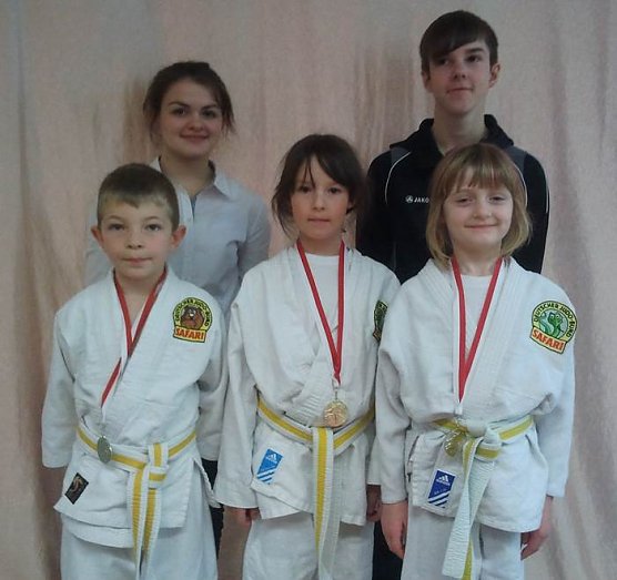 v.l.n.r. Johannes Steinecke, Amy Trinks und Sophia Fiebig mit den beiden Trainern (Foto: J&ouml;rg Viehst&auml;dt)