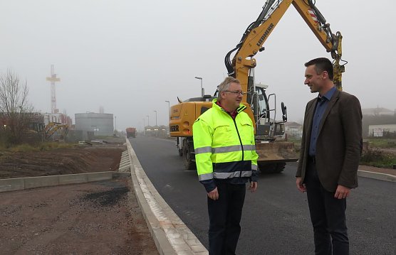 Besichtigung vor Ort: Niesl Neu (rechts) im Gespräch mit Bauleiter Peter Lindemann (Foto: nnz) Besichtigung vor Ort: Niesl Neu (rechts) im Gespräch mit Bauleiter Peter Lindemann (Foto: nnz)