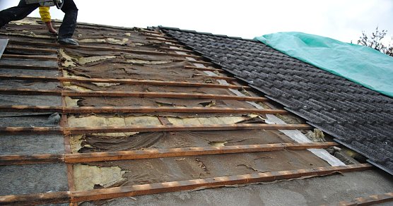  So sieht es unter vielen Dacheindeckungen aus � und damit wird die W&auml;rmed&auml;mmung nach der EnEV 2014 nach DIN 4108-2: 2013-02 nicht erf&uuml;llt. Au&szlig;erdem wird teure Energie unn&ouml;tig verheizt. (Foto: privat)