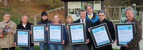 13 neue Info-Tafeln f&uuml;r gibt es nun am Karstwanderweg f&uuml;r Naturliebhaber und f&uuml;r die angrenzenden Kommunen die Best&auml;tigung, eine Wanderweg der K&ouml;nigsklasse zu haben (Foto: Angelo Glashagel)