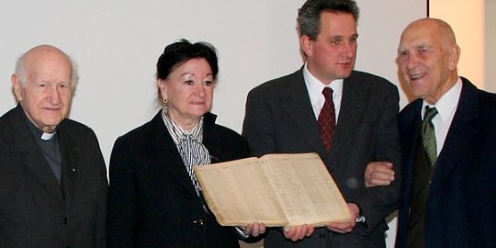 Totenbuch in Paris &uuml;bergeben (Foto: Stiftung)