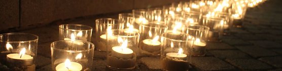 Mit vielen Lichtern gegen viel Gewalt - Aktionstag vor der Echter Nordh&auml;user Einkaufspassage (Foto: Angelo Glashagel)