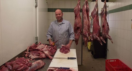 Fleischermeister Jens Cotta in Aktion (Foto: Kurt Frank)