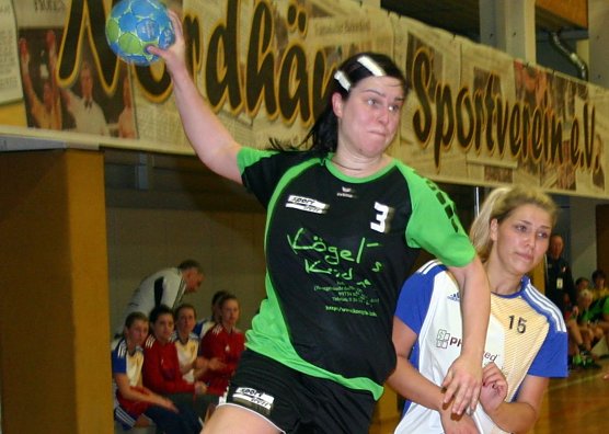 Diana B&uuml;ckert erzielte hier eines ihrer drei Tore gegen Jena (Foto: Uwe Tittel)