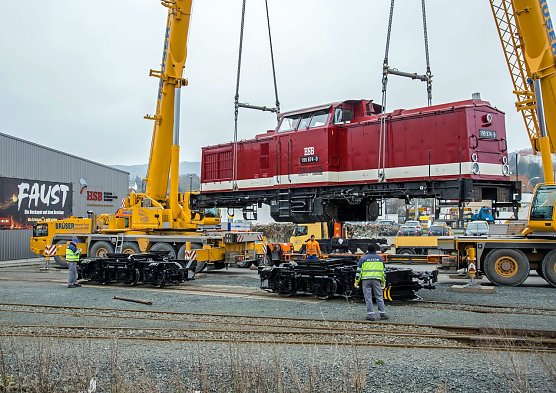 Pr&auml;zisionsarbeit am 28.11.2014 an der Werniger&ouml;der Fahrzeughalle der HSB: Mit zwei Drehkr&auml;nen wird das Harzkamel 199 874 wieder auf Harzer Gleise gehoben. (Foto: HSB/Bahnsen)