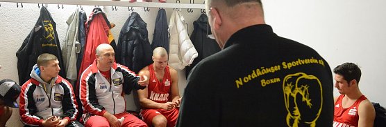 Besprechung in der Kabine (Foto: Sandra Arm)