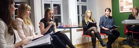 Vanessa Haufschild, Melanie Helbing, Franziska Schade, Lydia Erfurt und Michelle Sterczl erarbeitetn die Ausstellung zum Leben und Wirken Albert Traegers, die nun in der Flohburg zu sehen ist (Foto: Angelo Glashagel)