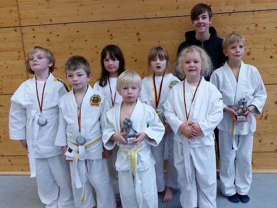 v.l.n.r.  Lene Kohlhase 2. Platz, Johannes Steinecke 2. Platz, Amy Trinks 3. Platz, Jason Bergmann 1. Platz, Sophia Fiebig 2. Platz. Leonie Jung 3. Platz Alexander Tinks Trainer und Leonard Fense 1. Platz (Foto: J&ouml;rg Viehst&auml;dt)