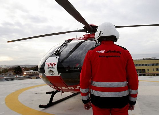 EC 135 auf Klinikdach (Foto: DRF Luftrettung)