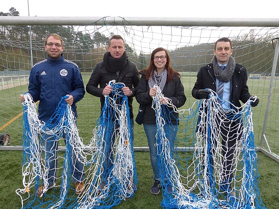 Neue Netze f&uuml;r den Albert Kuntz Sportpark - Florian Heddergott, Mirko Trocha, Jessika Wacker und Sven Pistorius.  (Foto: Klaus Verkouter)