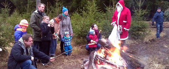 Aufw&auml;rmen am Lagerfeuer (Foto: M. B&ouml;hme)