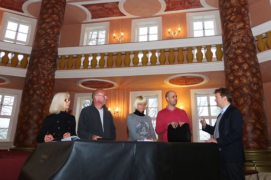 Erste Gespräche (Foto: Birgit Susemihl) Erste Gespräche (Foto: Birgit Susemihl)