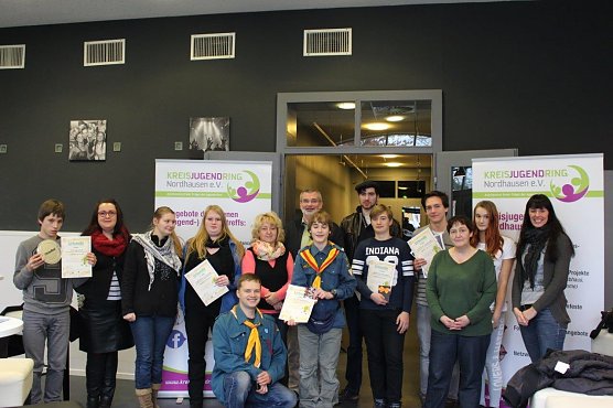 Die fr&ouml;hlichen Gewinner des Jugendquiz des Kreisjugendrings Nordhausen konnten sich &uuml;ber einen Preis in H&ouml;he von 200 Eruo freuen (Foto: Kreisjugendring Nordhausen)