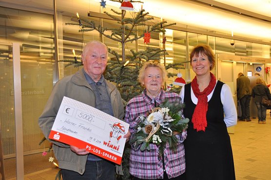  Kundenberaterin in der s-Filiale Kornmarkt &uuml;berbrachte die frohe Botschaft an : Werner Franke und seine Frau Hildegard, die die 5000,-� gewannen (Foto: Marina Benndorf)