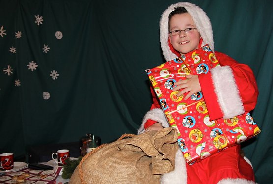 Der Weihnachtsmann besuchte auch das Nordh&auml;user Kinderland (Foto: Sylvia Spehr)