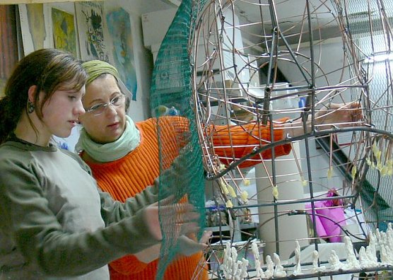 Saurier am Theater (Foto: Wolfgang Kurima Rauschning)