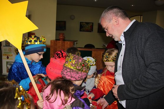 Die Sternsinger im Nordh&auml;user Landratsamt (Foto: Jessica Pieper)