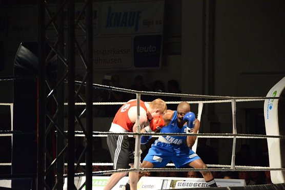 Der Hamburger Robert Harutyunyan (blaues Dress) erkl&auml;rte sich erneut bereit f&uuml;r den NSV in den Ring zu steigen. Es ist nach dem letzten Heimkampf gegen den SV Motor Babelsberg sein zweiter Einsatz.   (Foto: Sandra Arm)