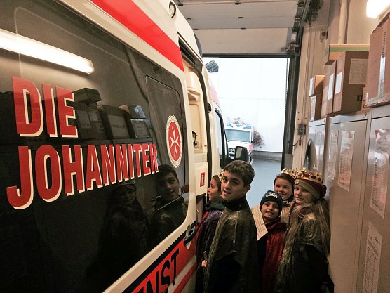 Als Dank f&uuml;r ihren Segensgru&szlig; durften die Sternsinger einen Blick einen richtigen Johanniter-Rettungswagen werfen und sich die Technik erkl&auml;ren lassen. (Foto:  Johanniter-Unfall-Hilfe e.V./ Frank Gerstenberger)