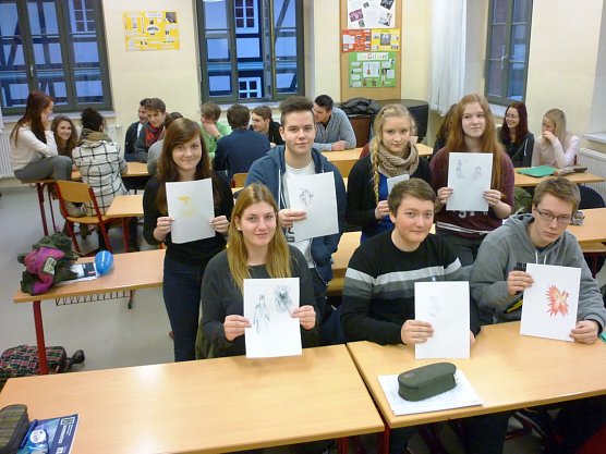 Die Arbeitsgruppen des Musikkurses 11, im Vordergrund Sch&uuml;lerinnen und Sch&uuml;ler mit Zeichnungen zu Strawinskys Ballett Der Feuervogel (Foto: Juliane Hirschmann)