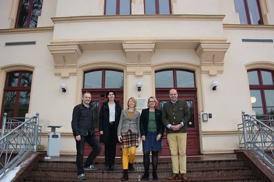 &uuml;ber Wege einen intensiveren Zusammenarbeit mit dem benachbarten s&uuml;dlichen Harz in Sachsen-Anhalt haben sich gestern Vertreter des neuen Tourismusverbandes S&uuml;dharz Kyffh&auml;user (TVSK), der beiden Landkreise, der Stadt Nordhausen, des Harzer Tourismusverbandes (HTV) und der Jagd- und Forstgesellschaft Harz ausgetauscht. Hier eine Info dazu (Foto: N. Helbing)