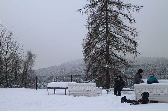 Spa&szlig; bei 30 cm Schnee und bestem Winterwetter - beim Wintercamp geht es um Spa&szlig; aber auch darum, zu lernen was es hei&szlig;t, ein Bergretter zu sein (Foto: Angelo Glashagel)