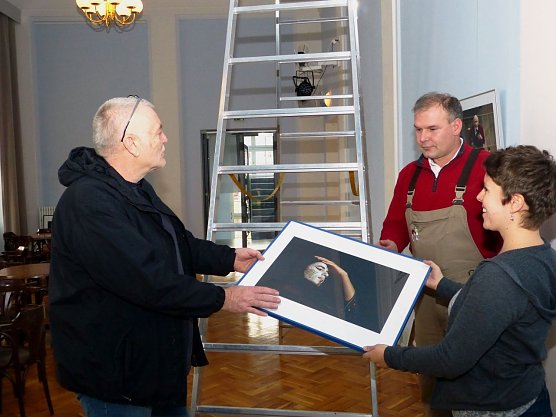 Fotograf Roland Obst mit Steffen Kasperski und Claudia Pollety beim Aufh&auml;ngen der Fotos (Foto: Birgit Susemihl)