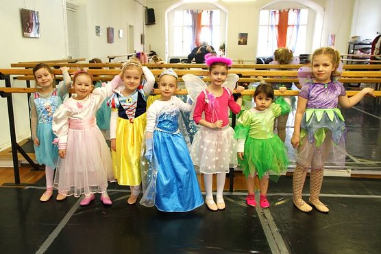 Gro&szlig;er Spa&szlig; f&uuml;r die kleinen T&auml;nzerinnen (Foto: G&uuml;nter Herting)